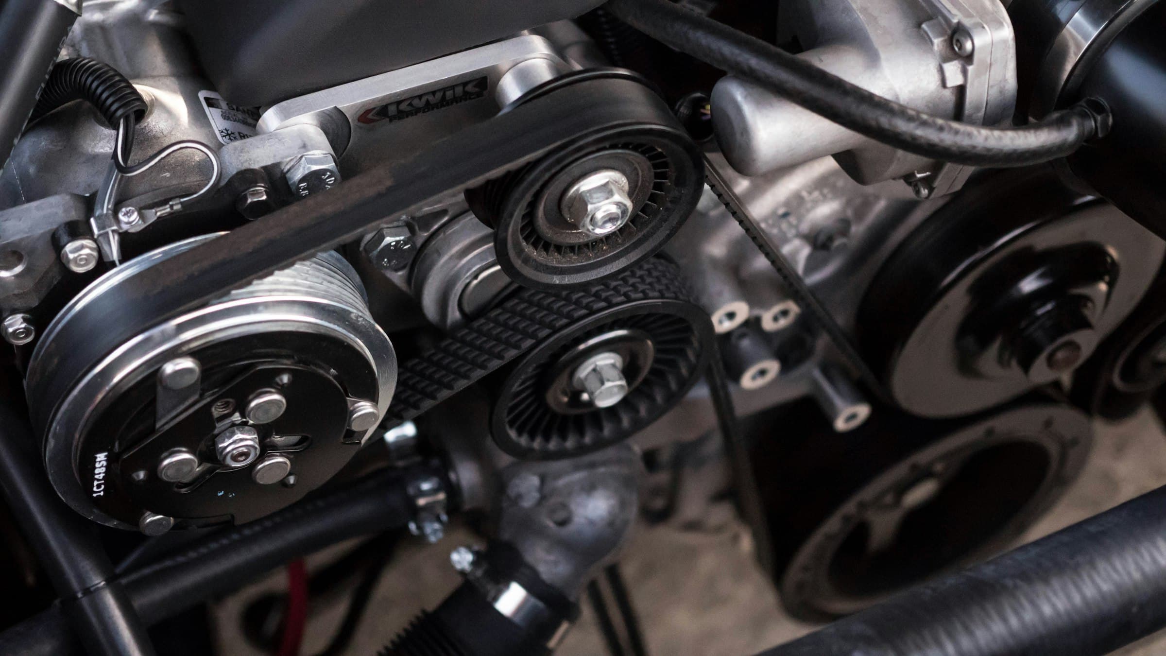 Detail motora s remeňmi a kladkami
